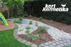 Árnyékos évelőágyás tavasszal (30)